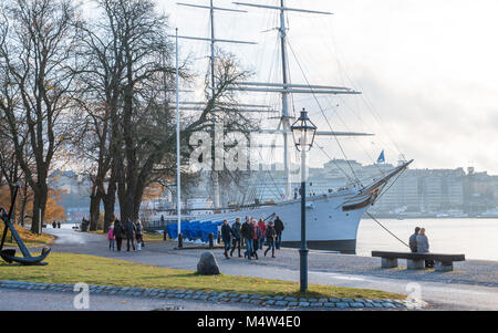 Die Menschen genießen einen Sonntag Spaziergang im Herbst bei der Insel Skeppsholmen in Stockholm. Die Hauptstadt von Schweden ist auf 17 Inseln gebaut. Stockfoto