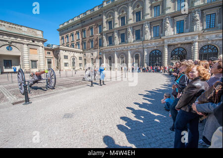 Wachablösung im königlichen Palast in Stockholm im Frühling Stockfoto