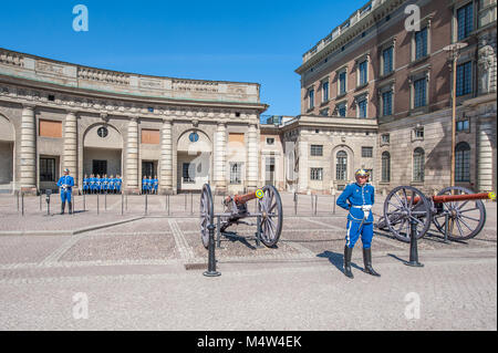 Wachablösung im königlichen Palast in Stockholm im Frühling Stockfoto