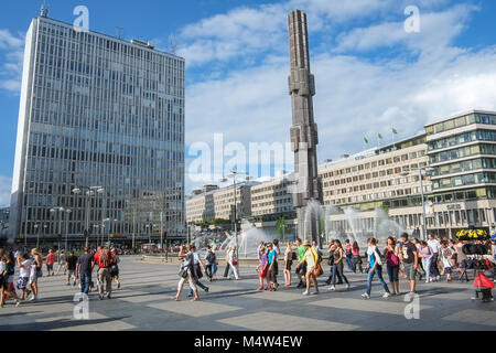 Menschen flanieren vorbei an der Obelisk an Sergel Brunnen in Stockholm, Schweden. Das glas Obelisk im Brunnen wurde im Jahr 1974 installiert. Stockfoto