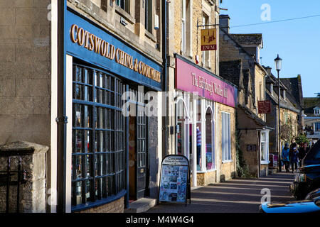 BOURTON AUF DEM WASSER, UK - 15. FEBRUAR 2018: Reihe von Geschäften in Bourton-on-the-Water, einem Dorf in der Grafschaft Gloucestershire in Cotswolds Stockfoto