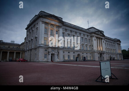 Wache, Buckingham Palace, London, England, Großbritannien