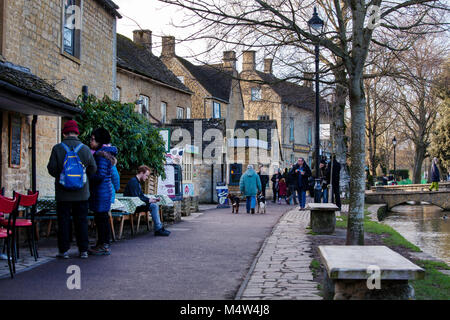 BOURTON AUF DEM WASSER, UK - 15. FEBRUAR 2018: alte Häuser und Geschäfte in Bourton-on-the-Water, einem Dorf in Cotswolds Stockfoto