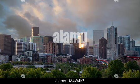 Der einmalige Blick auf Denver Colorado Skyline mit Sun Star Stockfoto