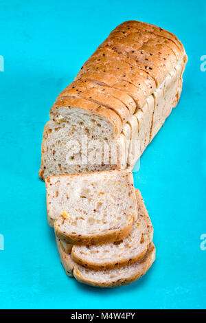 Multi-Korn Saatgut Brot, auf der cyanfarbenen Hintergrund geschnitten, hohe Blickwinkel betrachten. Stockfoto