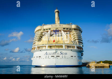 Allure of the Seas, eines der größten Kreuzfahrtschiffe der Welt und Teil der Royal Caribbean Flotte, in Labadee, Haiti angedockt. Stockfoto