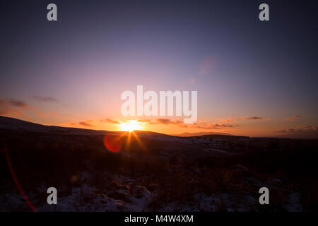 Sonnenuntergang an einem verschneiten Tag im Irland Comeragh Mountains, County Waterford Februar 2018 Stockfoto