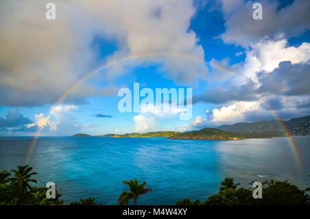 Schöne volle Regenbogen über Charlotte Amalie Hafen in den US Virgin Islands. Stockfoto