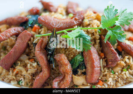 Close up gebratener Reis mit Schweinefleisch Aufstockung in Schale Stockfoto