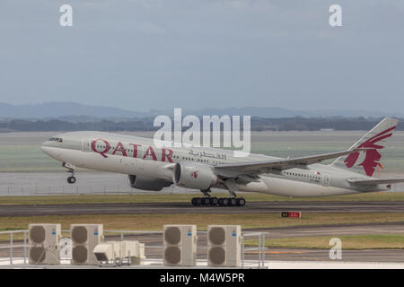 A7-BBD Boeing 777-2 DZ (L) R) Qatar Airways, Auckland Airport, Auckland, Nordinsel, Neuseeland Stockfoto