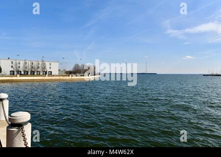 Ansicht der Chesapeake Bay von der Innenseite der United States Naval Academy, Annapolis, MD, USA Stockfoto