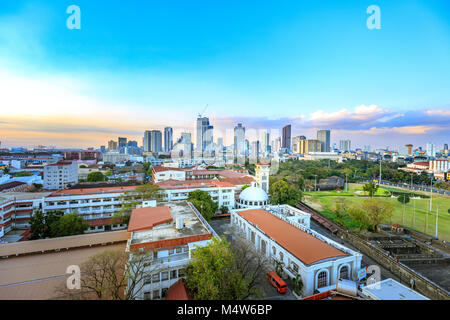 Manila City Skyline in Philippinen. Von Intramuros Bezirk gesehen. Stockfoto