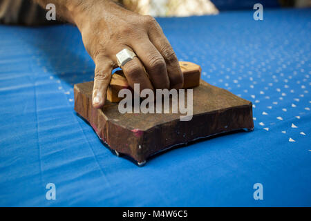 Inder Tat Holz blockieren den Druck für Textilwaren in Indien von Hand. Stockfoto