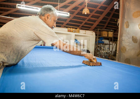 Inder Tat Holz blockieren den Druck für Textilwaren in Indien von Hand. Stockfoto