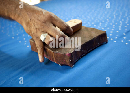 Inder Tat Holz blockieren den Druck für Textilwaren in Indien von Hand. Stockfoto