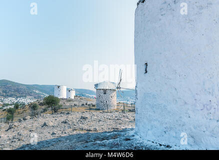 Reihe traditioneller restaurierte Windmühlen auf der Oberseite des Hügels mit Blick auf Bodrum Bodrum und Gümbet. Stockfoto