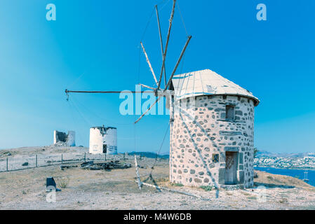 Reihe traditioneller restaurierte Windmühlen auf der Oberseite des Hügels mit Blick auf Bodrum Bodrum und Gümbet. Stockfoto