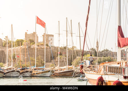 Blick auf Schloss von St. Peter, der Burg von Bodrum und Marine mit luxuriösen Yachten und Segelyachten im Hafen von Bodrum. Bodrum, Türkei. Am 23. August 2017. Stockfoto