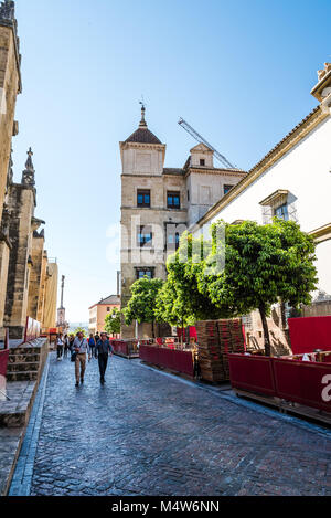 Cordoba, Spanien - 12. April 2017: Nicht identifizierte Personen in den Straßen der Altstadt von Córdoba in der Nähe der Moschee Kathedrale Stockfoto