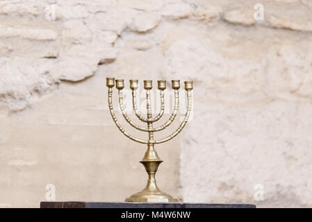 Cordoba, Spanien - 12. April 2017: Die menora, die sieben - Lampe antike Hebräische Leuchter in der Synagoge von Cordoba. Stockfoto