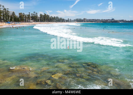 Manly Beach an einem Sommertag mit blauem Himmel, Sydney, Australien Stockfoto