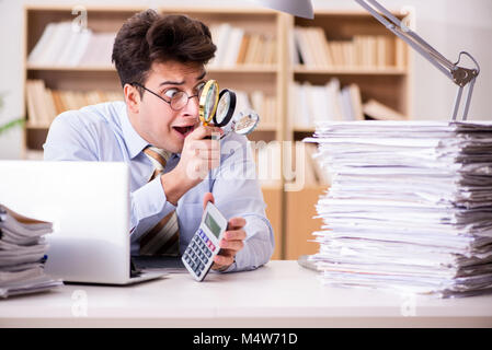 Verrückt auf der Suche nach Fehlern im Bericht auditor Stockfoto