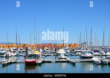 Luxus Yachten und Motorboote in der Marina mit Ferienwohnungen an der Rückseite, Portimao, Algarve, Portugal, Europa günstig. Stockfoto