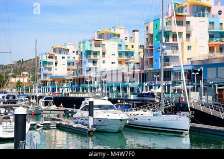 Yachten und Boote in der Marina mit Appartements und Waterfront Geschäfte auf der Rückseite, Albufeira, Algarve, Portugal, Europa günstig. Stockfoto