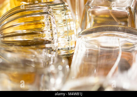 Aussicht von Parfum Flaschen mit Farben leuchten und Reflexionen. Stockfoto