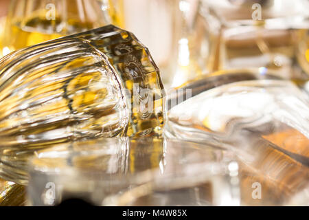 Aussicht von Parfum Flaschen mit Farben leuchten und Reflexionen. Stockfoto