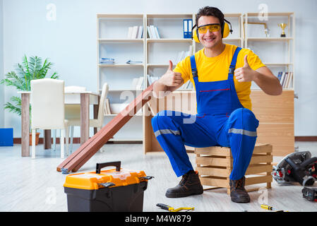 Handwerker-Schreiner Arbeiten mit Holzbrett Planken Stockfoto