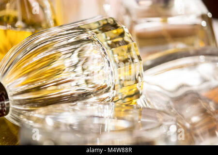 Aussicht von Parfum Flaschen mit Farben leuchten und Reflexionen. Stockfoto