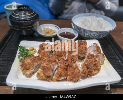 Japanische gebratenes Huhn mit Reis und Suppe Stockfoto