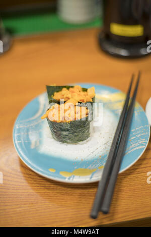 Seeigel roe japanisches Sushi uni gunkanmaki Stockfoto