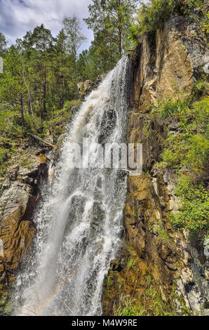 Kamyshlinsky Wasserfall Felsen des Altai Gebirge mit Regenbogen Stockfoto