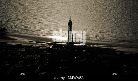 Blackpool gebadet in Sonnenlicht als aus der Luft gesehen. Stockfoto