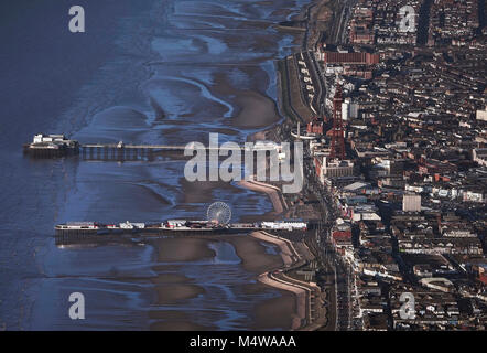 Blackpool gebadet in Sonnenlicht als aus der Luft gesehen. Stockfoto