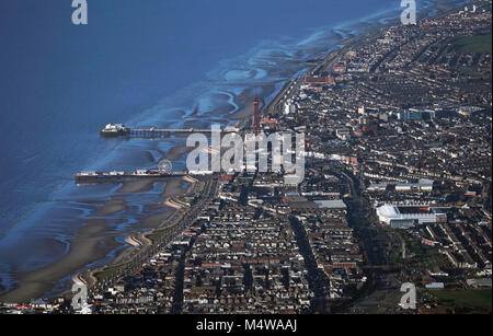 Blackpool gebadet in Sonnenlicht als aus der Luft gesehen. Stockfoto