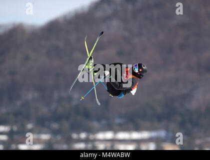 Andri Ragettli aus der Schweiz in Aktion während der Qualifikationsläufe des Herren-Ski-Slopestyle im Bogwang Snow Park am 9. Tag der Olympischen Winterspiele in PyeongChang 2018 in Südkorea. DRÜCKEN SIE VERBANDSFOTO. Bilddatum: Sonntag, 18. Februar 2018. Siehe PA Story OLYMPICS Slopestyle. Bildnachweis sollte lauten: Mike Egerton/PA Wire. Stockfoto