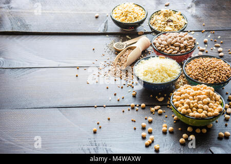 Organische superfood Konzept mit roh Kichererbsen, Buchweizen, Bohnen, Reis, Chia und Leinsamen auf hölzernen Hintergrund Stockfoto