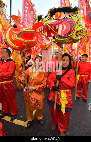 Die Teilnehmer nehmen an der Parade zum Chinesischen Neujahr in London, Teil der Feiern zum Chinesischen Neuen Jahr das Jahr des Hundes im chinesischen Tierkreis zu markieren. Stockfoto