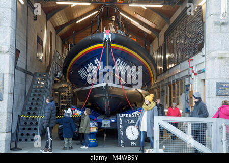 St Ives, Cornwall, England, 13. Februar 2018, Royal National Lifeboat Institution Rettungsboot ist bereit für den Start. Stockfoto