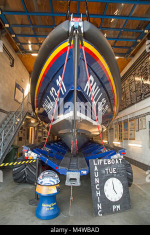 St Ives, Cornwall, England, 13. Februar 2018, Royal National Lifeboat Institution Rettungsboot ist bereit für den Start. Stockfoto