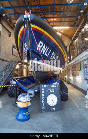 St Ives, Cornwall, England, 13. Februar 2018, Royal National Lifeboat Institution Rettungsboot ist bereit für den Start. Stockfoto