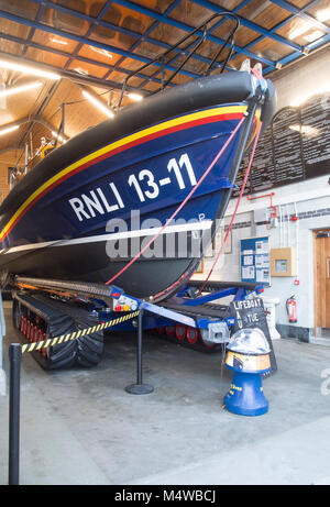 St Ives, Cornwall, England, 13. Februar 2018, Royal National Lifeboat Institution Rettungsboot ist bereit für den Start. Stockfoto