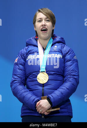 Großbritanniens Lizzy Yarnold wirft mit ihre Goldmedaille bei der Siegerehrung für das Skelett der Frauen am Tag neun der Olympischen Winterspiele 2018 PyeongChang in Südkorea. Stockfoto