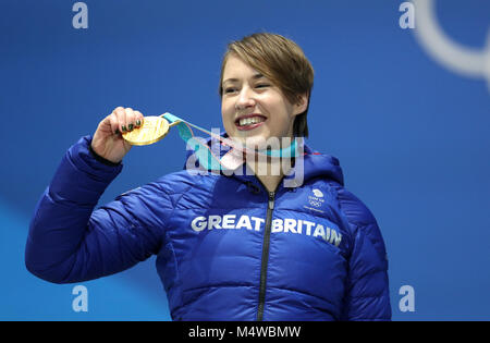 Großbritanniens Lizzy Yarnold wirft mit ihre Goldmedaille bei der Siegerehrung für das Skelett der Frauen am Tag neun der Olympischen Winterspiele 2018 PyeongChang in Südkorea. Stockfoto