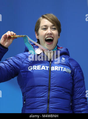 Großbritanniens Lizzy Yarnold wirft mit ihre Goldmedaille bei der Siegerehrung für das Skelett der Frauen am Tag neun der Olympischen Winterspiele 2018 PyeongChang in Südkorea. Stockfoto