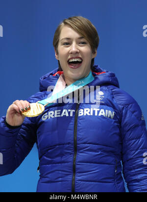 Großbritanniens Lizzy Yarnold wirft mit ihre Goldmedaille bei der Siegerehrung für das Skelett der Frauen am Tag neun der Olympischen Winterspiele 2018 PyeongChang in Südkorea. Stockfoto