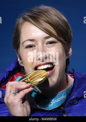 Großbritanniens Lizzy Yarnold wirft mit ihre Goldmedaille bei der Siegerehrung für das Skelett der Frauen am Tag neun der Olympischen Winterspiele 2018 PyeongChang in Südkorea. Stockfoto